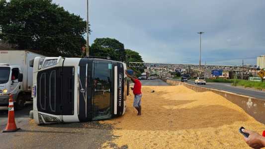 Cargo com milho fica espalhada em trecho do Anel Rodoviário