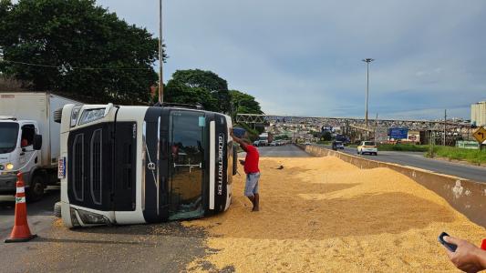 Cargo com milho fica espalhada em trecho do Anel Rodoviário