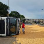 Acidente com caminhão de milho interdita trecho do Anel Rodoviário em BH