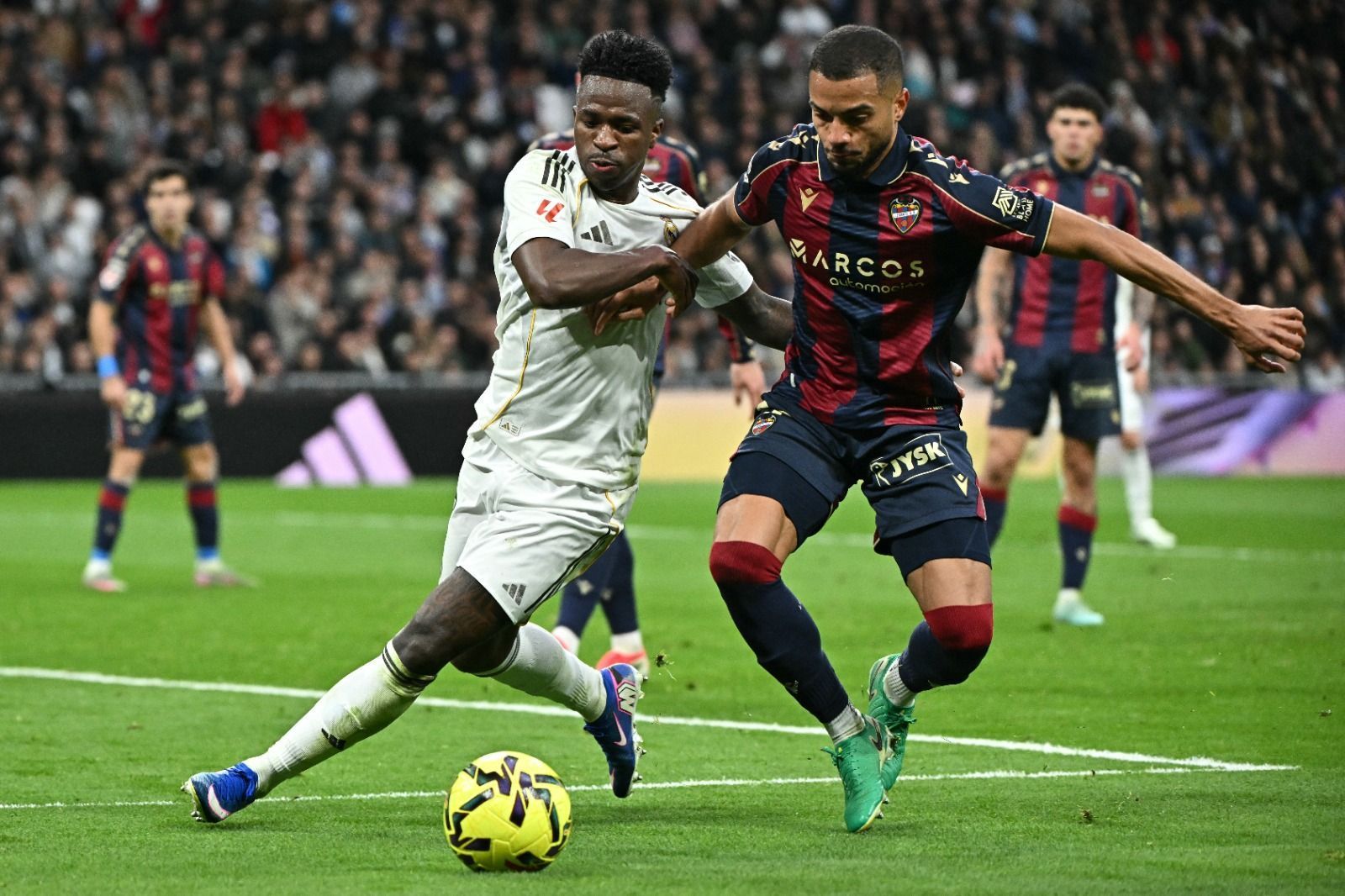 Vini Jr. é vaiado, mas Real Madrid vence Levante e encosta no Barcelona em LaLiga