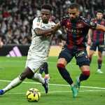 Vini Jr. é vaiado, mas Real Madrid vence Levante e encosta no Barcelona em LaLiga