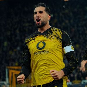 Emre Can comemora gol pelo Borussia Dortmund