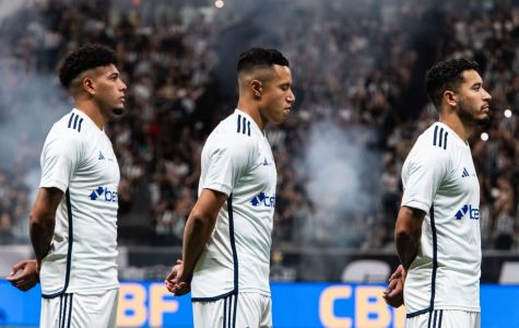 Filipe Machado (esq) durante jogo pelo Cruzeiro em 2024