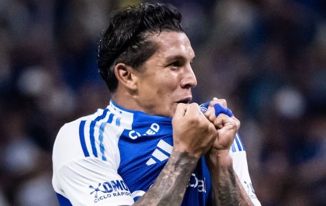 Lucas Romero celebra gol pelo Cruzeiro