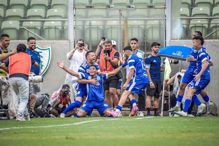 Time do Cruzeirinho celebra gol contra o Verona na final da Copa Itatiaia KTO