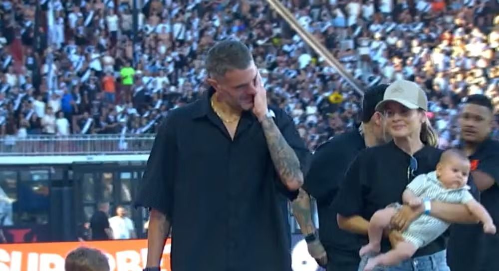 Pablo Vegetti se emociona em São Januário na despedida do Vasco