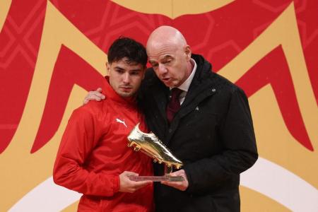 Brahim Díaz, atacante da Seleção Marroquina, recebe Chuteira de Ouro da Copa Africana de Nações de Gianni Infantino, presidente da Fifa