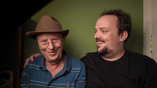 Celso Trindade, engenheiro florestal de 73 anos, redescobriu o humor ao lado do filho, e Daniel Sartório, comediante e roteirista