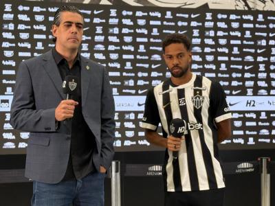 Renan Lodi na apresentação como jogador do Atlético