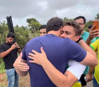 Carlos Bolsonaro chega à caminhada liderada por Nikolas Ferreira