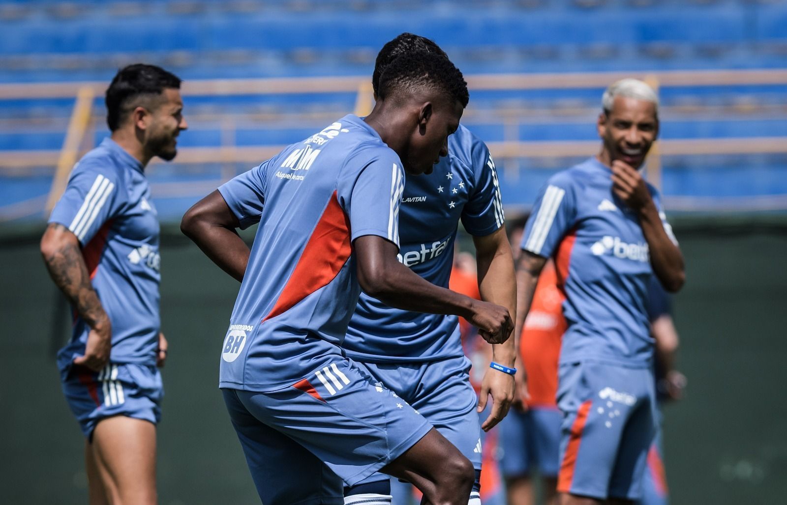 Cruzeiro conversa com outros clubes e prepara saída de meio-campista