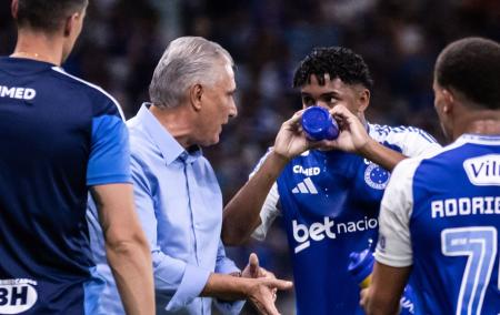 Ryan Guilherme recebe orientações de Tite durante jogo do Campeonato Mineiro