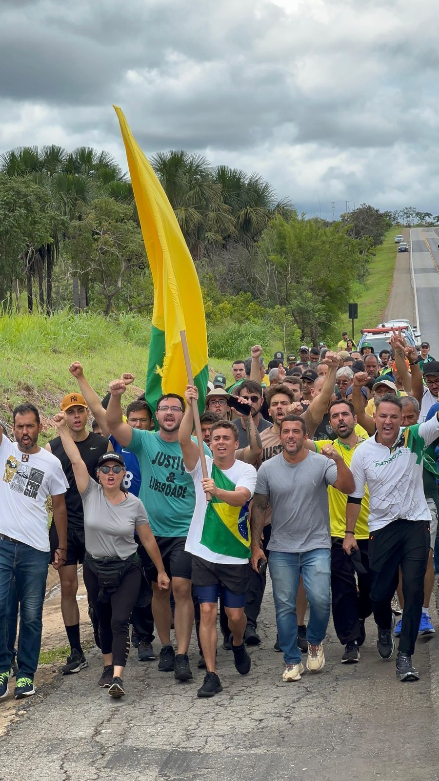 Ao menos 100 pessoas se uniram a Nikolas em caminhada até Brasília, diz assessoria