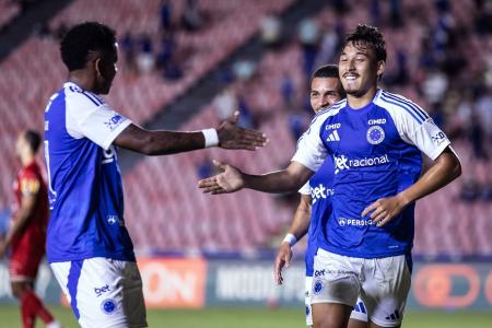 Japa comemora gol pelo Cruzeiro