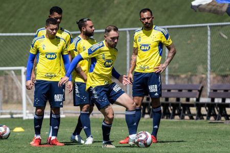 Bruno José durante treino pelo Cruzeiro em 2021