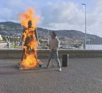 Homem ateia fogo em estátua de Cristiano Ronaldo, em Portugal