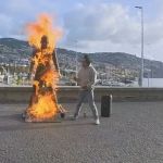 Homem ateia fogo em estátua de Cristiano Ronaldo em Portugal, e autoridades tomam atitude