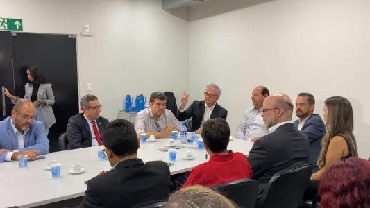 Reunião ocorreu no gabinete do prefeito Guilherme Guimarães e contou com a presença de representantes de diversas entidades.