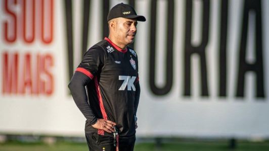 Técnico Jair Ventura durante treino do Vitória