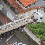Caminhão perde os freios e invade lote na Região Centro-Sul de BH; veja vídeo