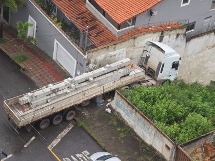 Caminhão perde os freios e invade lote vago