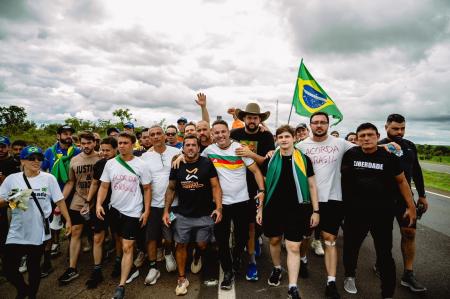 Nikolas Ferreira, parlamentares de oposição ao governo Lula e militantes de direita caminham até Brasília, no Distrito Federal