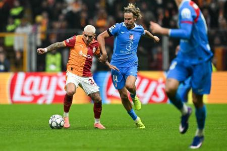 Lucas Torreira, no radar do Atlético, em ação durante partida da Champions League