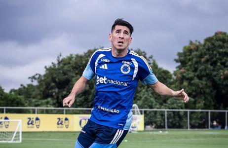 Lucas Villalba durante treino do Cruzeiro na Toca da Raposa II • Gustavo Aleixo/Cruzeiro