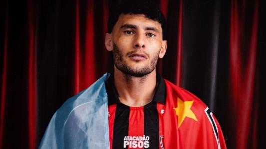 Emmanuel Martínez posa com a camisa do Vitória