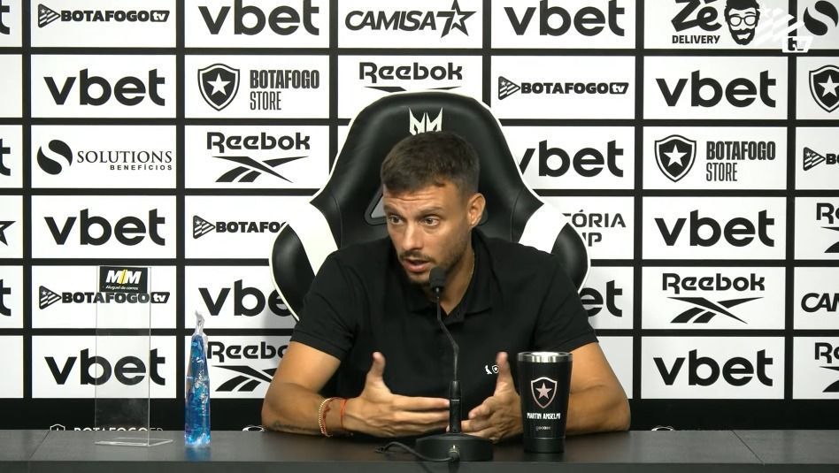 Técnico do Botafogo é direto sobre corte de Savarino por negociação com Fluminense