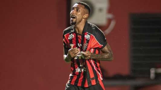 Lateral Mateus Silva comemora primeiro gol com a camisa do Vitória