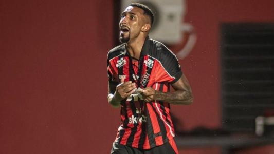 Lateral Mateus Silva comemora primeiro gol com a camisa do Vitória