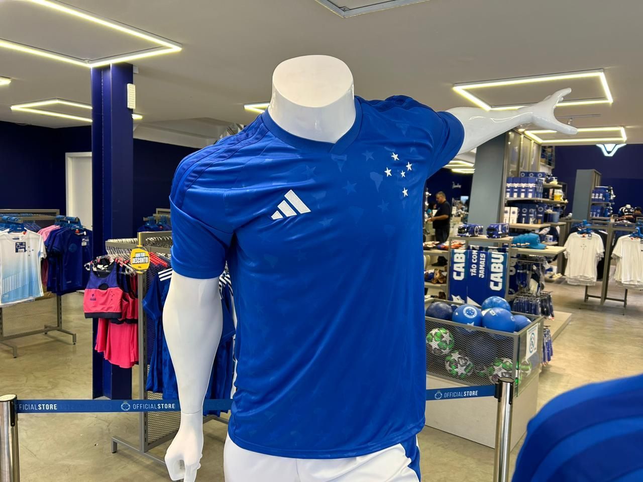 Versão com patrocínio, número e mais: os detalhes da nova camisa do Cruzeiro