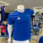 Versão com patrocínio, número e mais: os detalhes da nova camisa do Cruzeiro