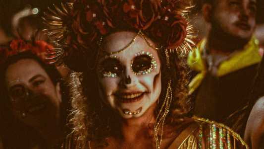Bloco Fúnebre desfila na sexta-feira que antecede o carnaval