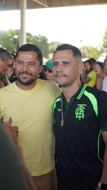 O senador Cleitinho Azevedo (Republicanos) chegou à caminhada liderada por Nikolas Ferreira (PL) nesta quinta-feira (22)