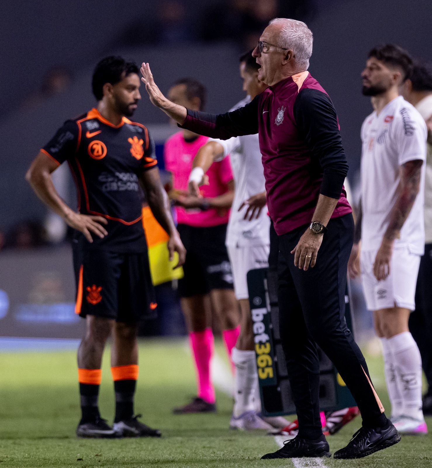 Dorival dispara contra arbitragem após empate entre Santos e Corinthians: 'Erro grotesco'