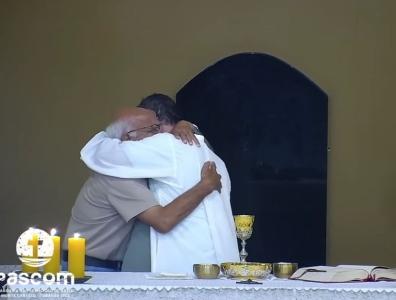 Idoso subiu ao altar durante a missa para abraçar o sacerdote