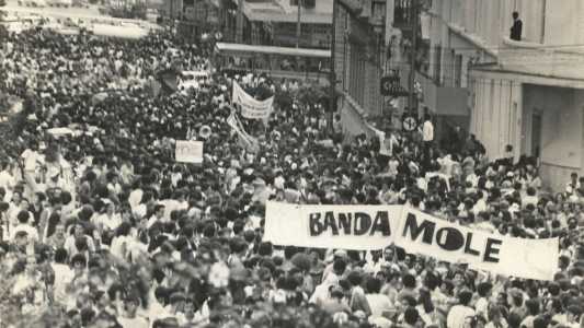 Banda Mole desfilando em 2025