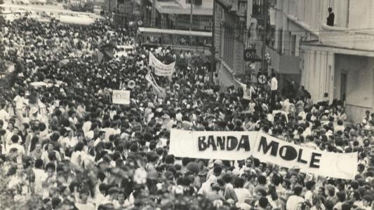 Banda Mole desfilando em 2025