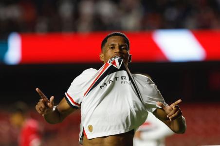 Zagueiro Isac em ação pelo São Paulo na Copinha • Rubens Chiri/São Paulo FC