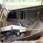 Chuva na Grande BH: veículo é engolido por cratera, e lojista alega prejuízo de R$ 20 mil