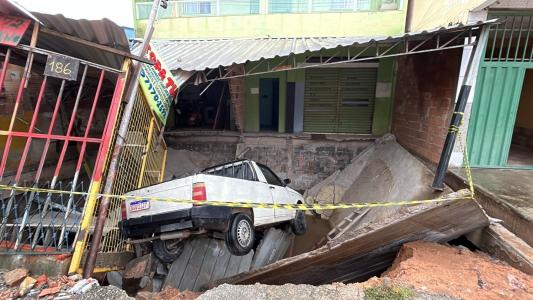 Comerciante Lourival Ferreira, de 46 anos, lamenta o ocorrido e diz que aguarda a tomada de providências da prefeitura