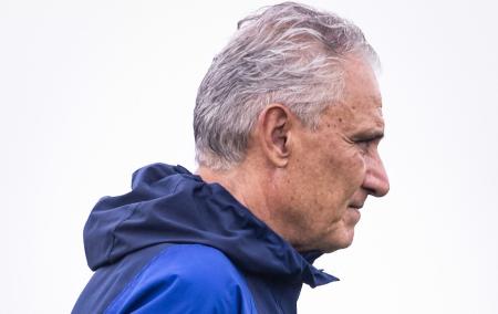 Tite durante treino do Cruzeiro na Toca da Raposa II