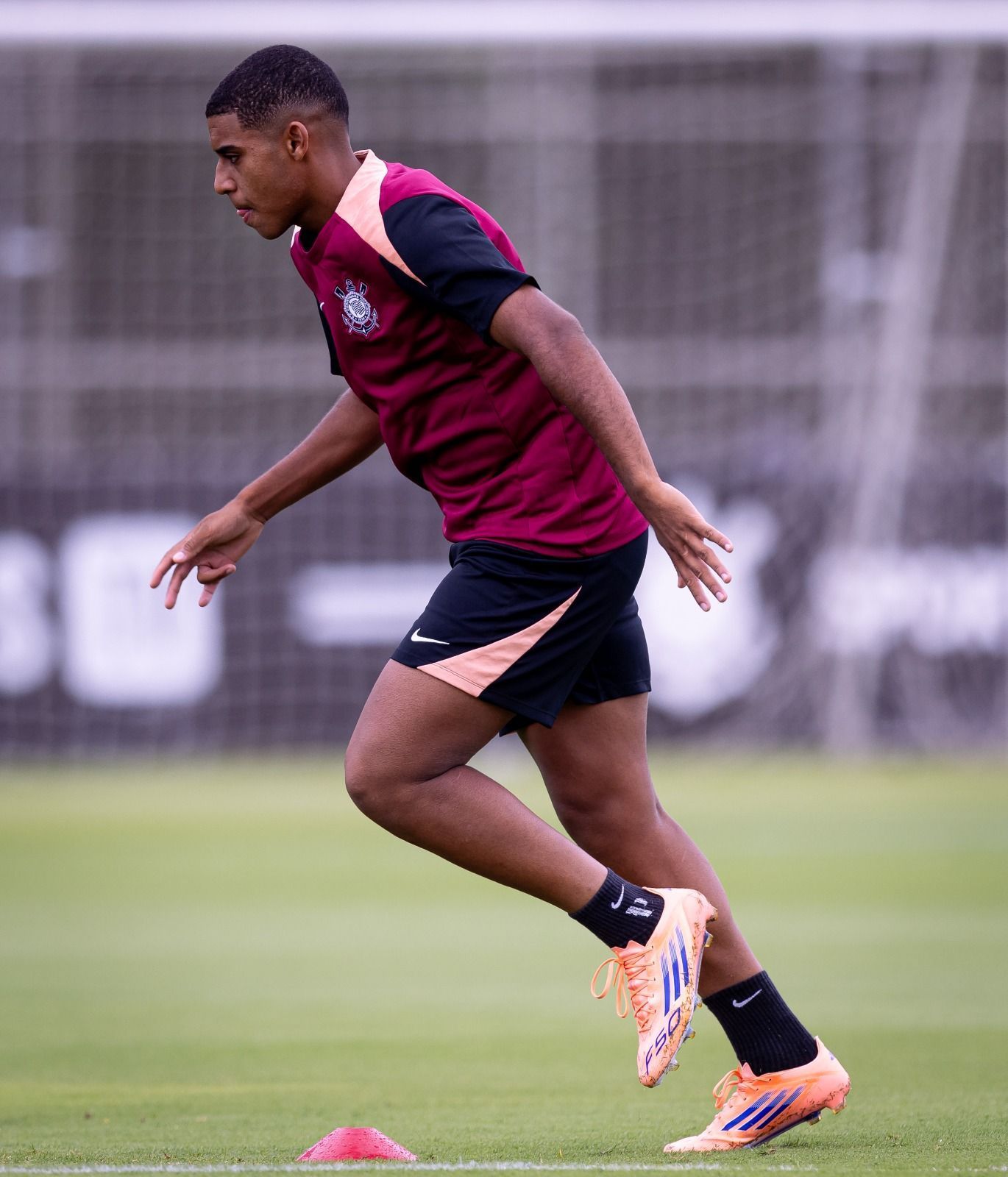 Corinthians visita Velo Clube em busca de respiro no Paulista