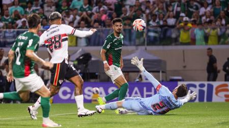 De cavadinha, Flaco López marca o segundo do Palmeiras contra o São Paulo