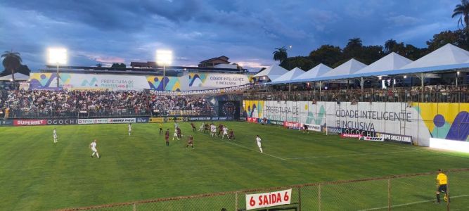 Lance da partida entre North e Pouso Alegre, pelo Campeonato Mineiro