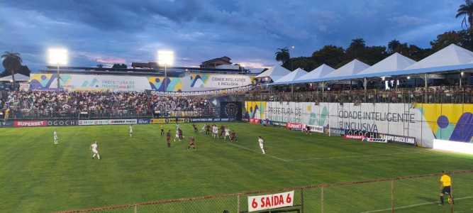 Lance da partida entre North e Pouso Alegre, pelo Campeonato Mineiro
