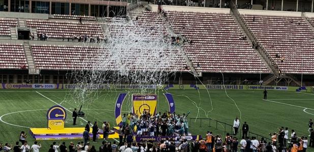 Jogadores do Cruzeiro celebram conquista da Copinha