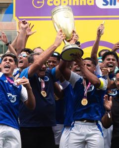 Pedro Lourenço celebra título da Copinha ao lado dos jogadores do Cruzeiro